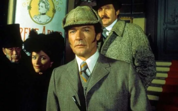 Roger Moore (Sherlock Holmes), Patrick Macnee (Dr. Watson), John Huston (Prof. Moriarty), Charlotte Rampling (Irene Adler) zdroj: imdb.com