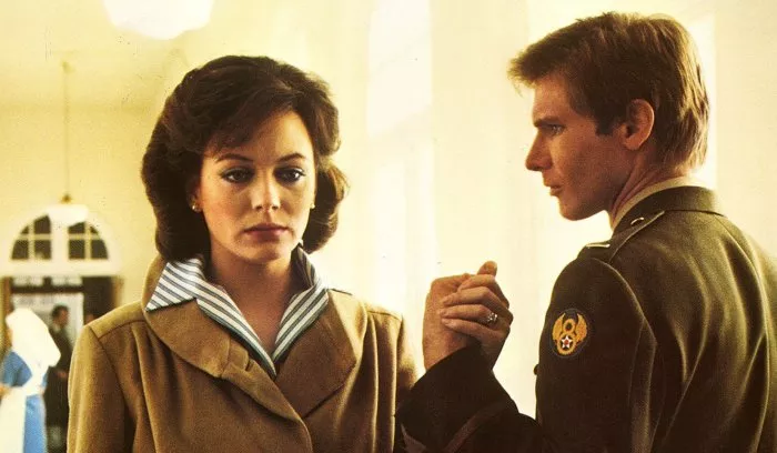 Harrison Ford (David Halloran), Lesley-Anne Down (Margaret Sellinger) zdroj: imdb.com