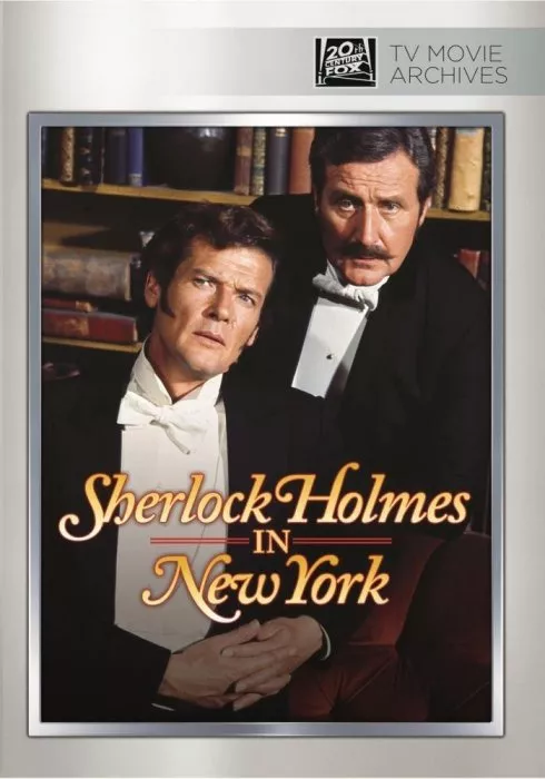 Roger Moore (Sherlock Holmes), Patrick Macnee (Dr. Watson) zdroj: imdb.com