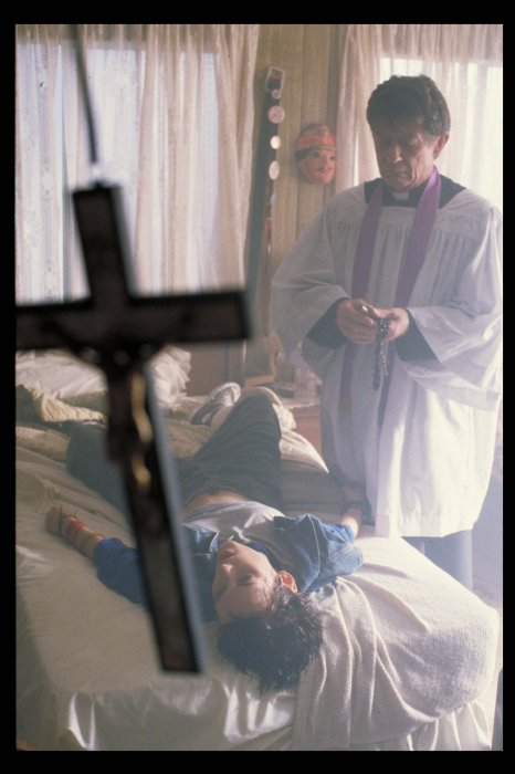 Winona Ryder (Maya Larkin), John Hurt (Father Lareaux) zdroj: imdb.com