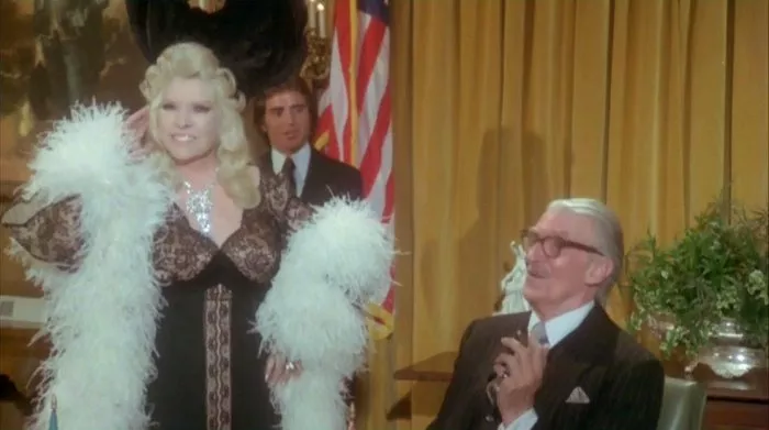 Walter Pidgeon (The Chairman), Mae West (Marlo Manners) zdroj: imdb.com
