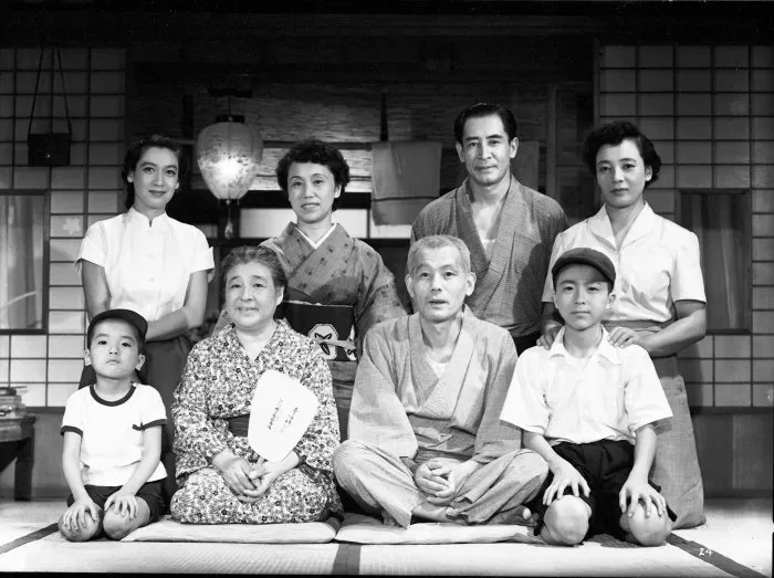 Setsuko Hara (Noriko Hirayama), Kuniko Miyake (Fumiko Hirayama - his wife), Mitsuhiro Môri (Isamu Hirayama - Koichi’s son), Zen Murase (Minoru Hirayama - Koichi’s son), Chieko Higashiyama (Tomi Hirayama), Chishû Ryû (Shukichi Hirayama), Haruko Sugimura (Shige Kaneko), Sô Yamamura (Koichi Hirayama) zdroj: imdb.com