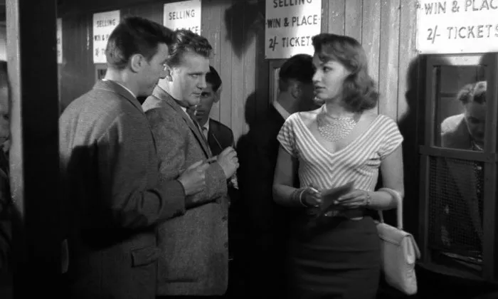 Laurence Harvey (Joe Lampton), Yvonne Buckingham (Girl at Window), Donald Houston (Charles Soames) zdroj: imdb.com