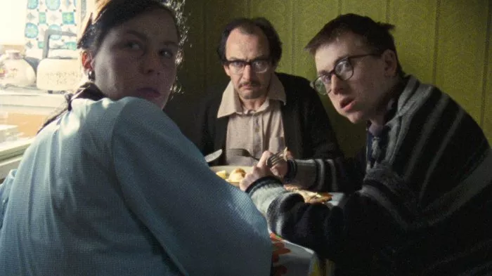Tim Roth (Colin), Pam Ferris (Mavis), Jeffrey Robert (Frank) zdroj: imdb.com