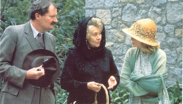 Jim Broadbent (Con Clancy, Kilshannon Dentist), Mia Farrow (Miss Katherine O’Hare), Joan Plowright (Mrs. Doyle-Counihan) zdroj: imdb.com