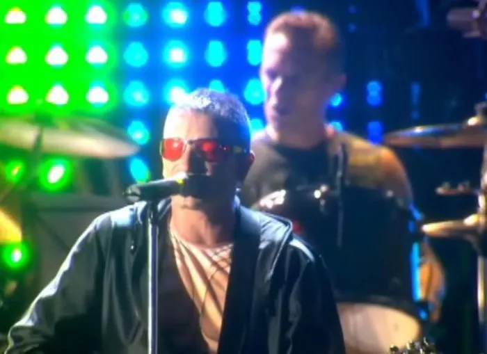 Bono (Bono - Vocals), Larry Mullen Jr. (Larry Mullen Jr. - Drums) zdroj: imdb.com