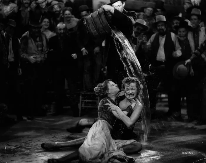 Marlene Dietrich (Frenchy), James Stewart (Thomas Jefferson ’Tom’ Destry Jr.), Una Merkel (Lily Belle Callahan Savogrin) zdroj: imdb.com