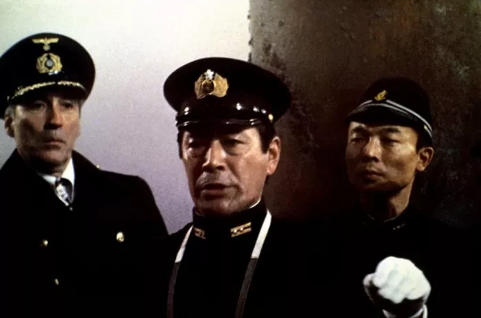 Christopher Lee (Capt. Wolfgang von Kleinschmidt), Toshirô Mifune (Cmdr. Akiro Mitamura) zdroj: imdb.com