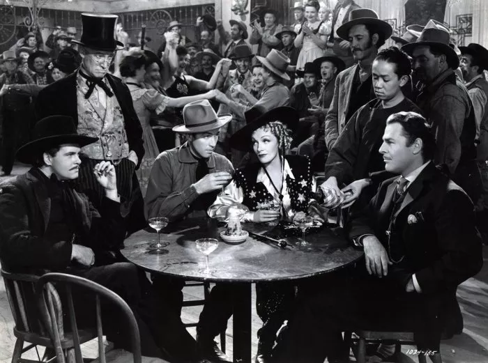 Marlene Dietrich (Frenchy), James Stewart (Thomas Jefferson ’Tom’ Destry Jr.), Brian Donlevy (Kent), Samuel S. Hinds (Judge Hyram J. Slade), Edmund MacDonald (Rockwell) zdroj: imdb.com