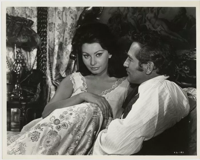 Sophia Loren (Lady Louise Lendale), Paul Newman (Armand Denis) zdroj: imdb.com