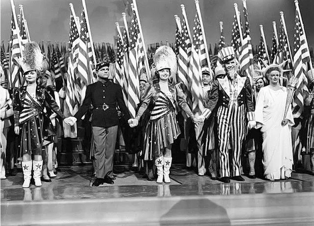 James Cagney (George M. Cohan), Rosemary DeCamp (Nellie Cohan), Walter Huston (Jerry Cohan), Joan Leslie (Mary) zdroj: imdb.com