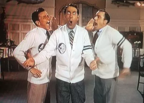 Gene Kelly (Eddie O’Brien), Frank Sinatra (Dennis Ryan), Jules Munshin (Nat Goldberg) zdroj: imdb.com