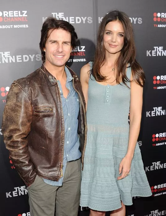 Tom Cruise, Katie Holmes (Jackie Kennedy) zdroj: imdb.com 
promo k filmu
