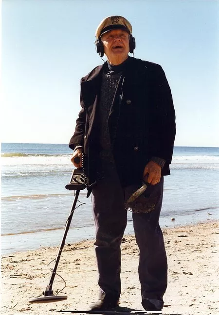 Hal Holbrook (Man on the Beach) zdroj: imdb.com