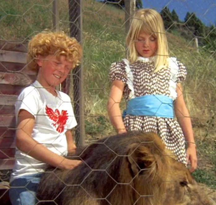 Jodie Foster (Samantha), Johnny Whitaker (Napoleon), Zamba (Major the Lion) zdroj: imdb.com
