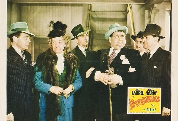 Oliver Hardy (Ollie), Douglas Fowley (Malcolm Bennett), Stan Laurel (Stan), Noel Madison (Tony Queen) zdroj: imdb.com