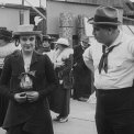Chaplin ve filmovém ateliéru (1916) - The Girl