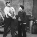 Chaplin vo filmovom ateliéri (1916) - Goliath - a Stagehand
