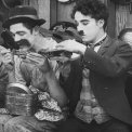 Chaplin vo filmovom ateliéri (1916) - Stagehand
