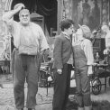 Chaplin ve filmovém ateliéru (1916) - Goliath - a Stagehand
