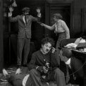 Chaplin bankovním sluhou (1915) - Cashier