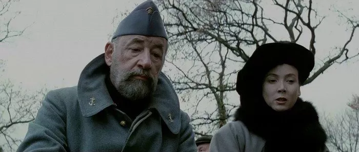 Sabine Azéma (Irène de Courtil), Philippe Noiret (Major Delaplane) zdroj: imdb.com