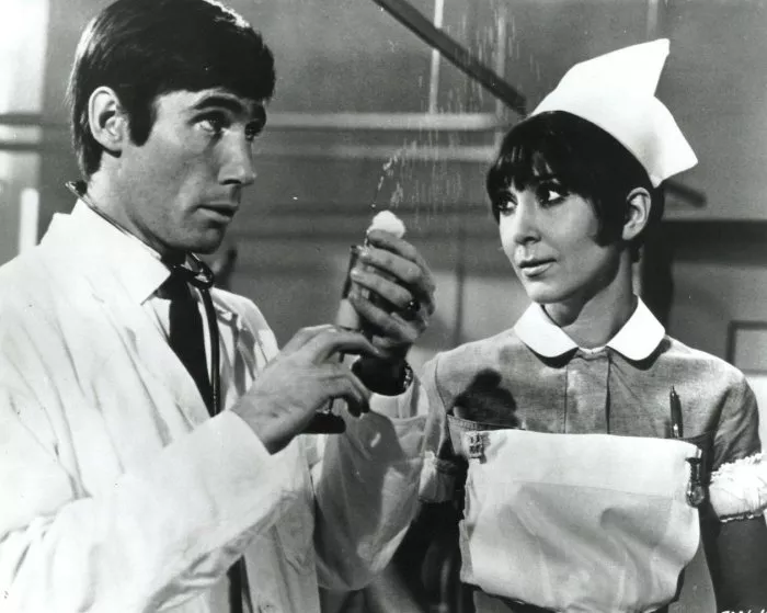 Jim Dale (Dr. Jim Kilmore), Anita Harris (Nurse Clarke) zdroj: imdb.com