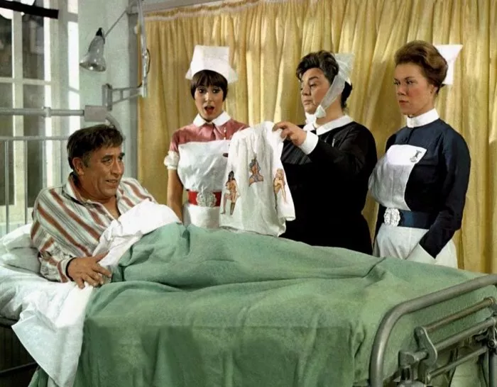 Anita Harris (Nurse Clarke), Frankie Howerd (Francis Bigger), Hattie Jacques (Matron), June Jago (Sister Hoggett) zdroj: imdb.com