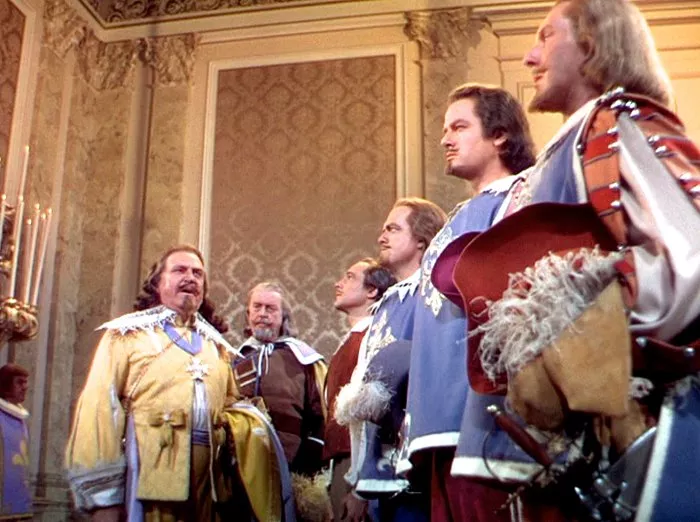 Gene Kelly (D’Artagnan), Van Heflin (Athos), Robert Coote (Aramis), Frank Morgan (King Louis XIII), Reginald Owen (Treville), Gig Young (Porthos) zdroj: imdb.com