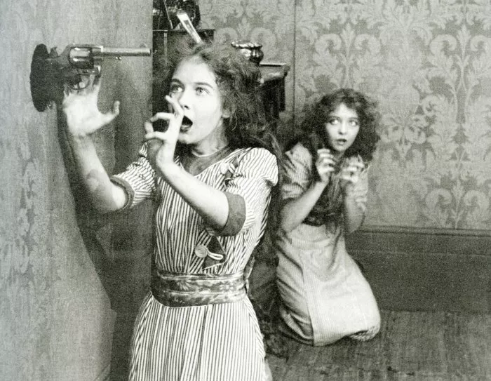 Lillian Gish (The Older Sister), Dorothy Gish (The Younger Sister) zdroj: imdb.com