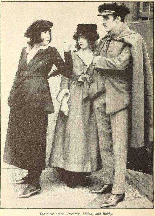 Lillian Gish (The Girl - Marie Stephenson), Dorothy Gish (The Little Disturber), Robert Harron (The Boy - Douglas Gordon Hamilton) zdroj: imdb.com
