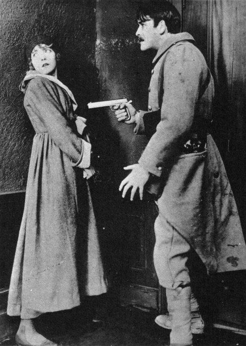 Lillian Gish (The Girl - Marie Stephenson), Robert Harron (The Boy - Douglas Gordon Hamilton) zdroj: imdb.com