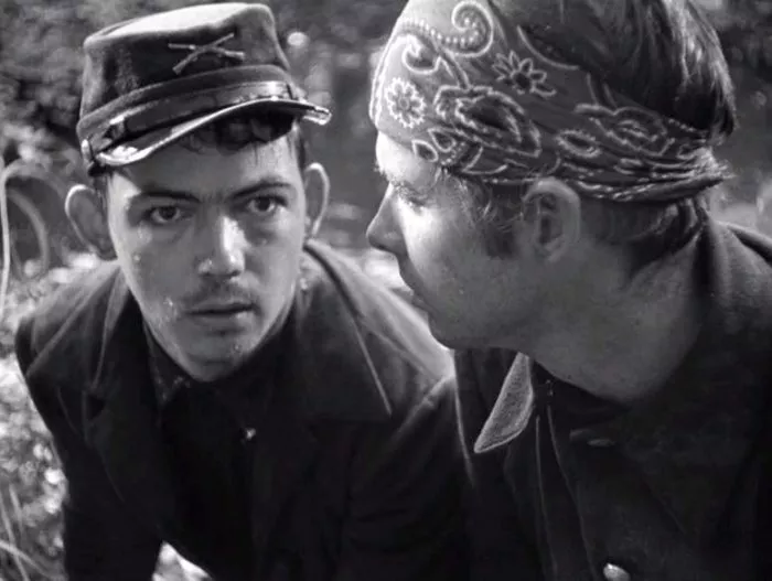Audie Murphy (Henry Fleming - the Youth), Bill Mauldin (Tom Wilson - the Loud Soldier) zdroj: imdb.com