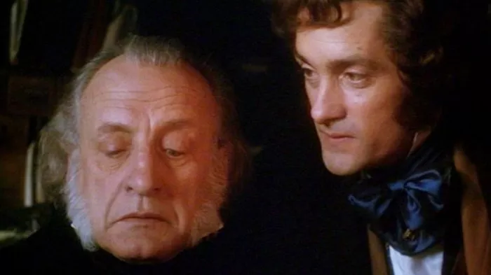 George C. Scott (Ebenezer Scrooge), Roger Rees (Fred Holywell) zdroj: imdb.com