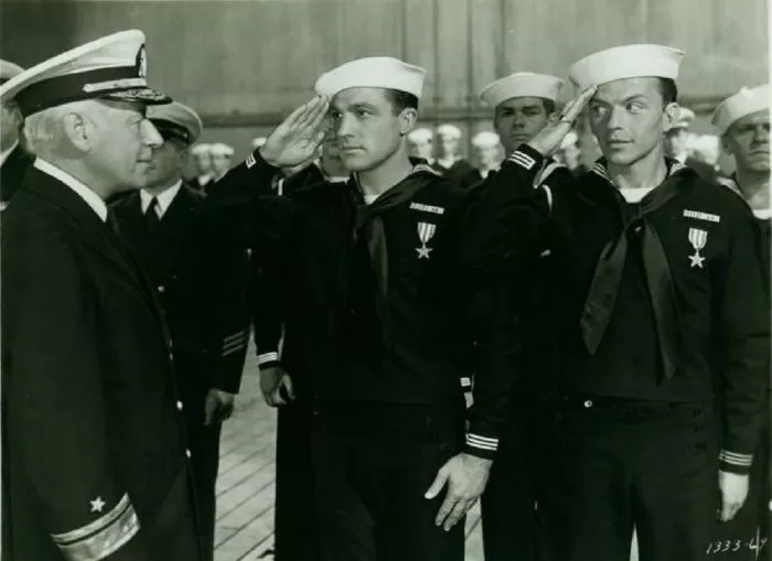 Gene Kelly (Joseph Brady), Frank Sinatra (Clarence Doolittle), Henry O’Neill, William ’Bill’ Phillips zdroj: imdb.com