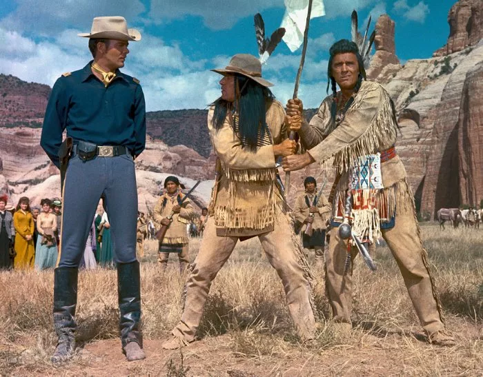 Jim Hutton (Capt. Paul Slater), Martin Landau (Chief Walks-Stooped-Over), Robert J. Wilke (Chief Five Barrels) zdroj: imdb.com