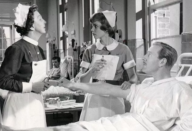 Joan Hickson (Sister), Leslie Phillips (Jack Bell), Susan Stephen (Nurse Georgie Axwell) zdroj: imdb.com