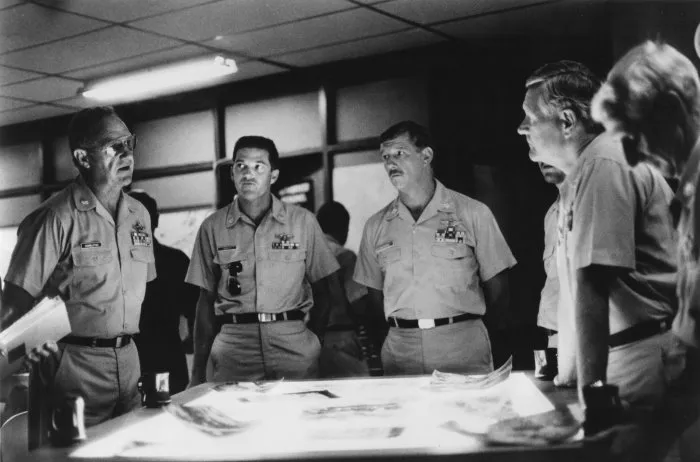 Gene Hackman (Lt. Colonel Iceal Hambleton), Joe Dorsey (Colonel Douglass) zdroj: imdb.com
