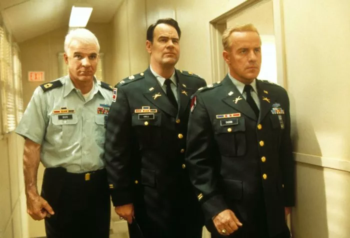 Dan Aykroyd (Col. John T. Hall), Steve Martin (Master Sergeant Ernest G. Bilko), Phil Hartman (Maj. Colin Thorn) zdroj: imdb.com