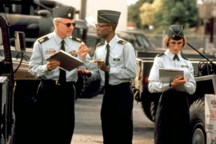 Steve Martin (Master Sergeant Ernest G. Bilko), Chris Rock (1st Lt. Oster), Cathy Silvers (1st Lt. Monday) zdroj: imdb.com