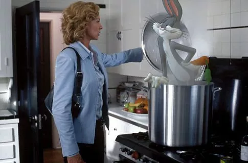 Jenna Elfman (Kate), Joe Alaskey (Bugs Bunny) zdroj: imdb.com