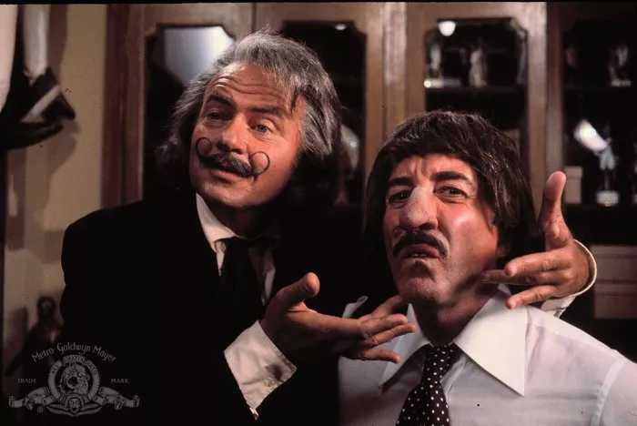Peter Sellers (Chief Insp. Jacques Clouseau), Harvey Korman (Prof. Auguste Balls) zdroj: imdb.com