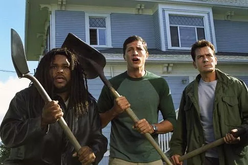 Charlie Sheen (Tom), Simon Rex (George), Anthony Anderson (Mahalik) zdroj: imdb.com