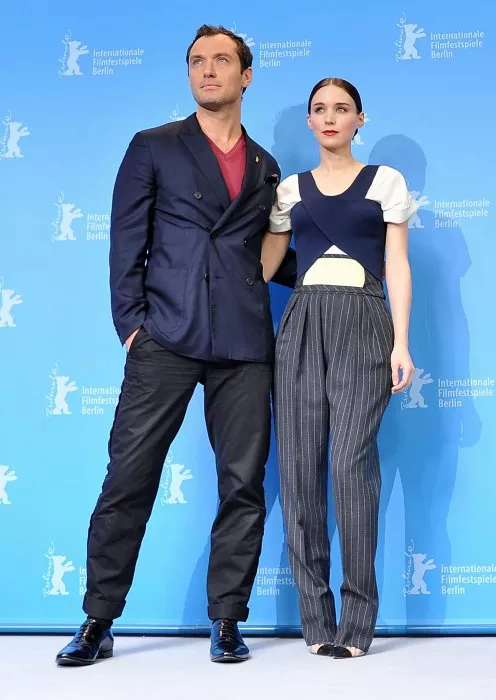 Jude Law (Dr. Jonathan Banks), Rooney Mara (Emily Taylor) zdroj: imdb.com 
promo k filmu