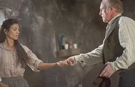 James Caan (John Flinders), Rachel Ticotin (Mrs. Maria McVale) zdroj: imdb.com