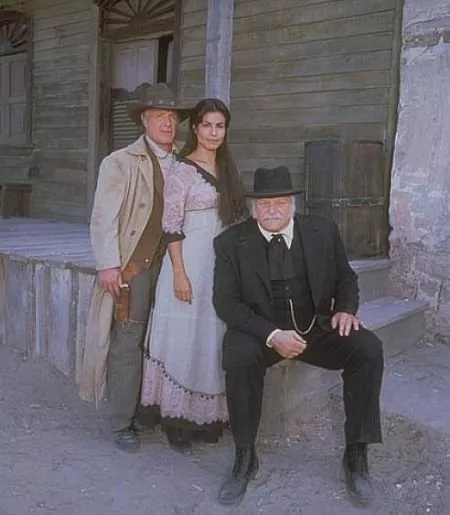 James Caan (John Flinders), Brian Dennehy (Sheriff Selwyn Church), Rachel Ticotin (Mrs. Maria McVale) zdroj: imdb.com