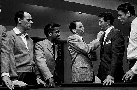 Frank Sinatra (Danny Ocean), Sammy Davis Jr. (Josh Howard), Joey Bishop (’Mushy’ O’Connors), Dean Martin (Sam Harmon), Peter Lawford (Jimmy Foster) zdroj: imdb.com
