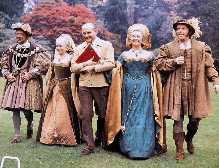 Julian Holloway (Sir Thomas), Joan Sims (Queen Marie), Sidney James (King Henry VIII), Gerald Thomas, Barbara Windsor (Bettina) zdroj: imdb.com