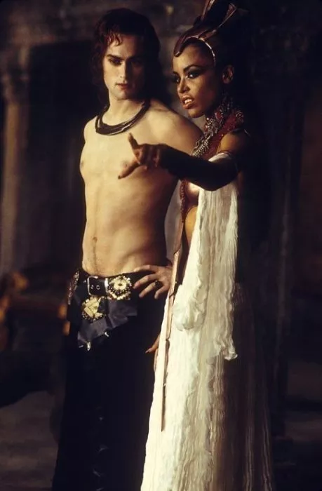 Aaliyah (Queen Akasha), Stuart Townsend (Lestat) zdroj: imdb.com
