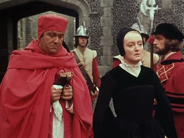 Patsy Rowlands (Queen), Terry Scott (Cardinal Wolsey) zdroj: imdb.com